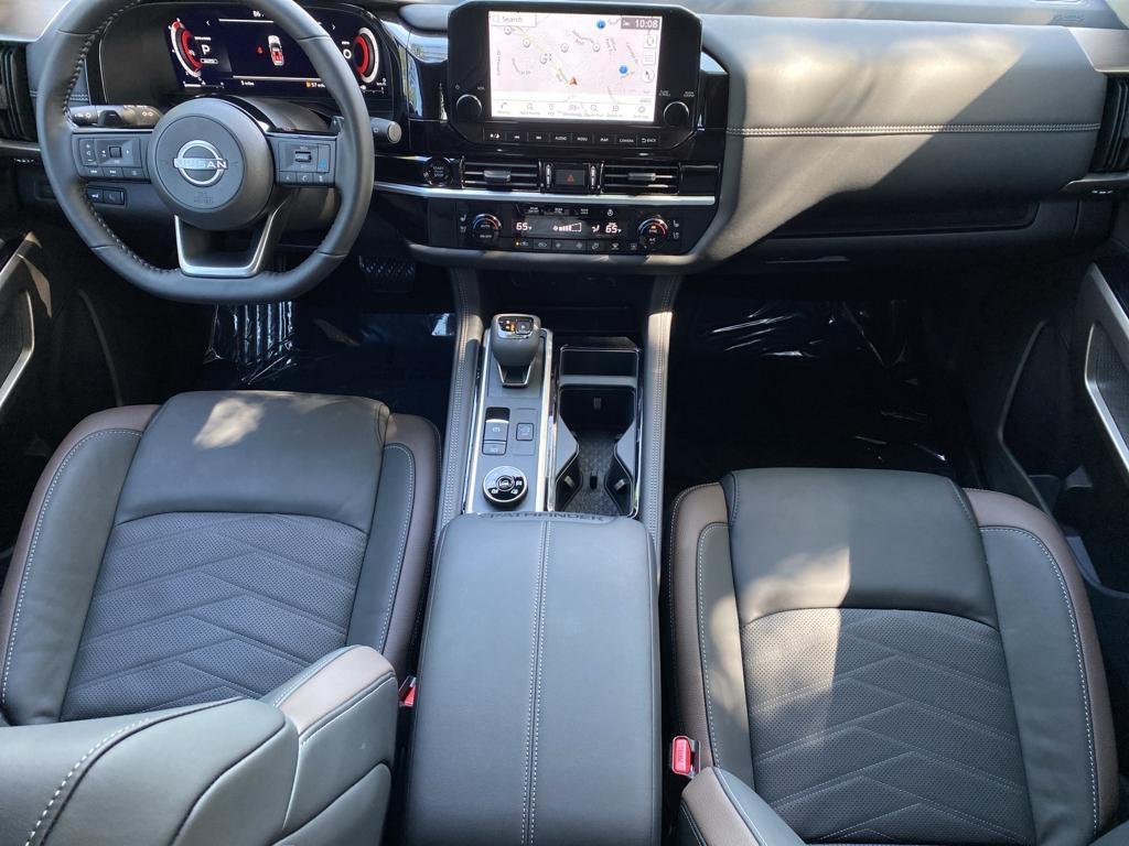 2025 Nissan Pathfinder Platinum photo 2