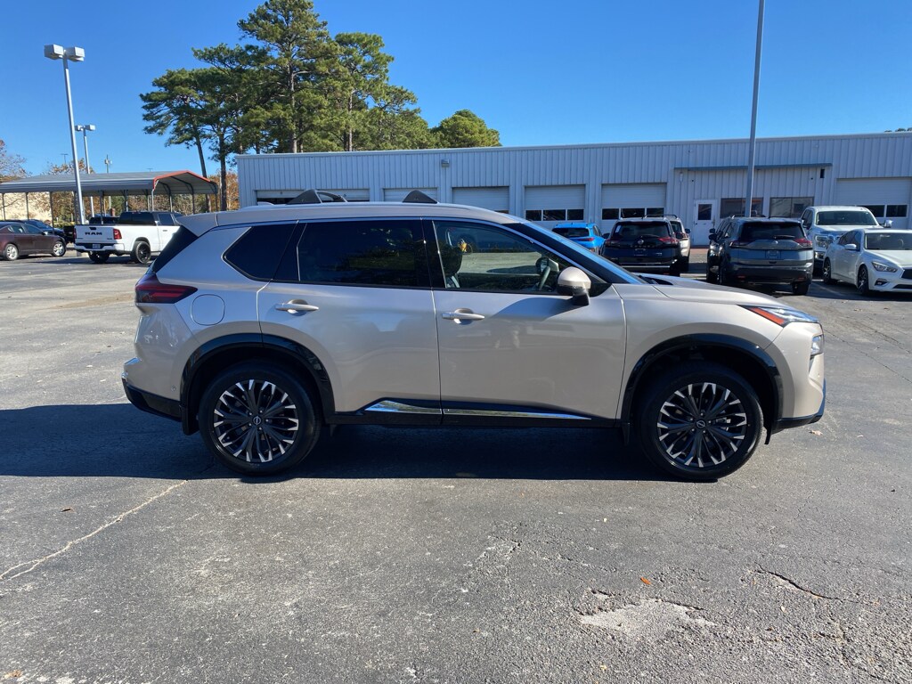 2026 Nissan Rogue Platinum photo 3