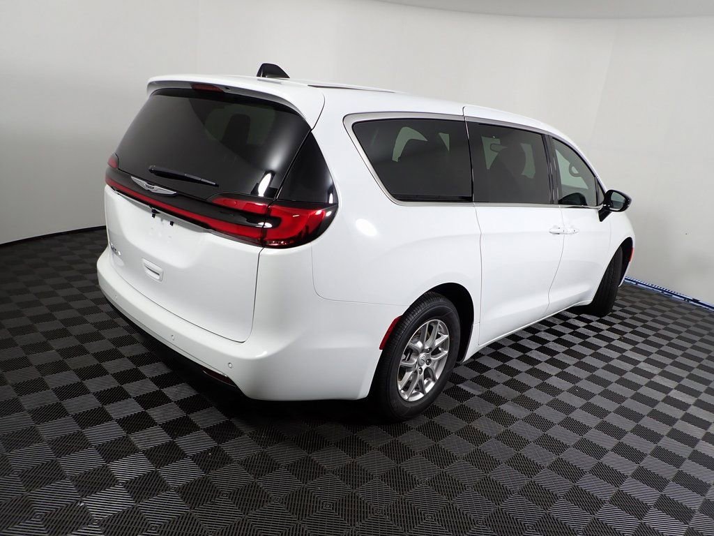 2026 Chrysler Pacifica Select - Photo 18