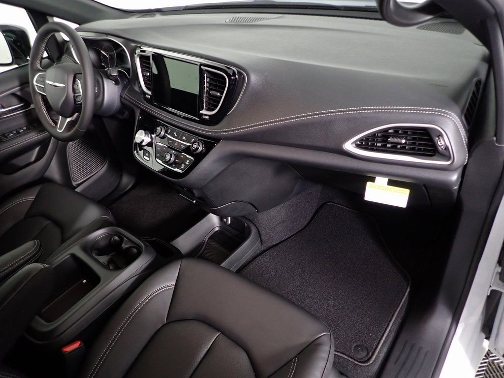 2026 Chrysler Pacifica Select - Photo 35