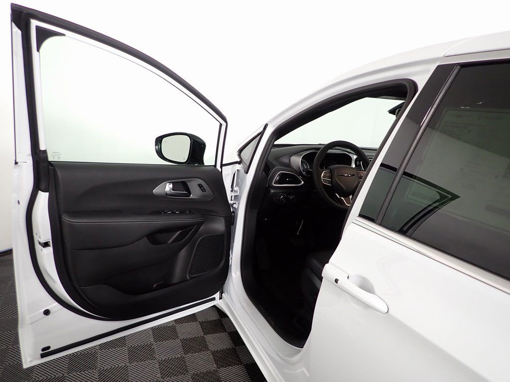 2026 Chrysler Pacifica Select - Photo 19