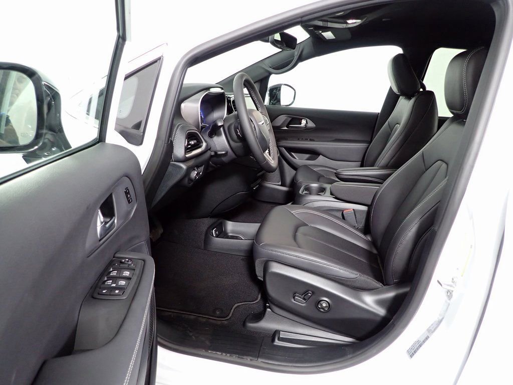 2026 Chrysler Pacifica Select - Photo 21
