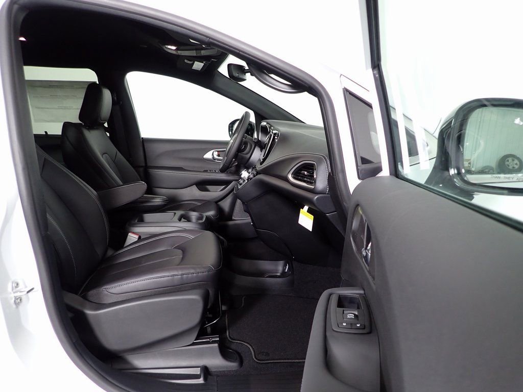 2026 Chrysler Pacifica Select - Photo 34
