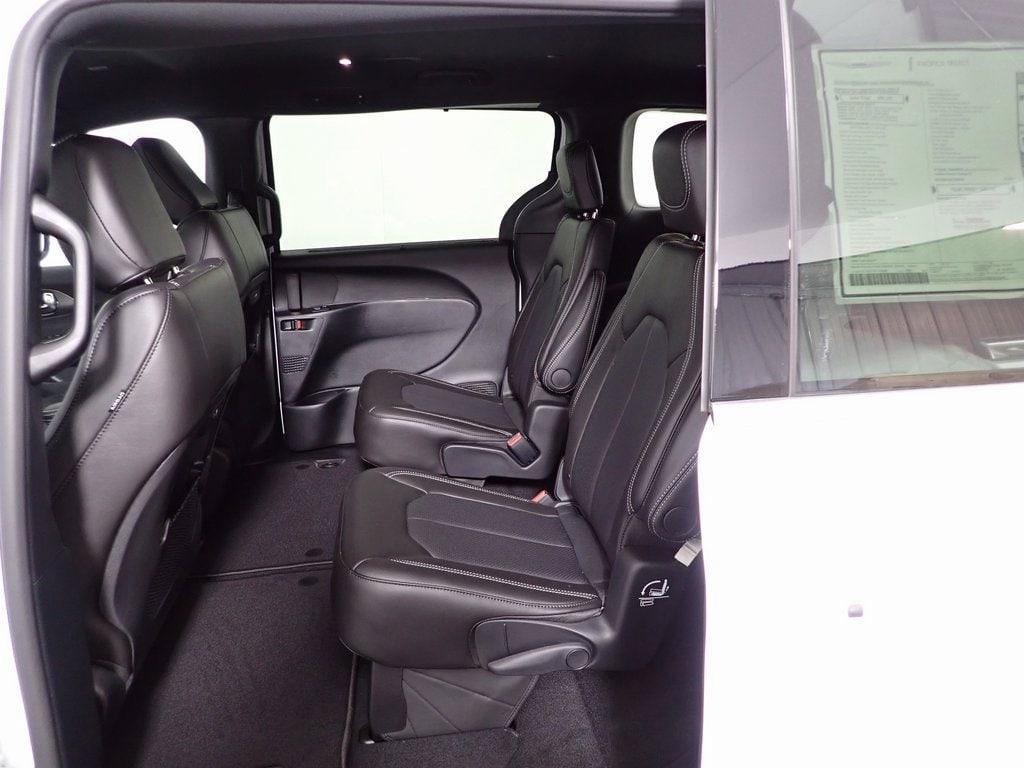 2026 Chrysler Pacifica Select - Photo 29
