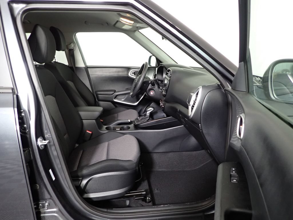 2025 Kia Soul LX - Photo 29