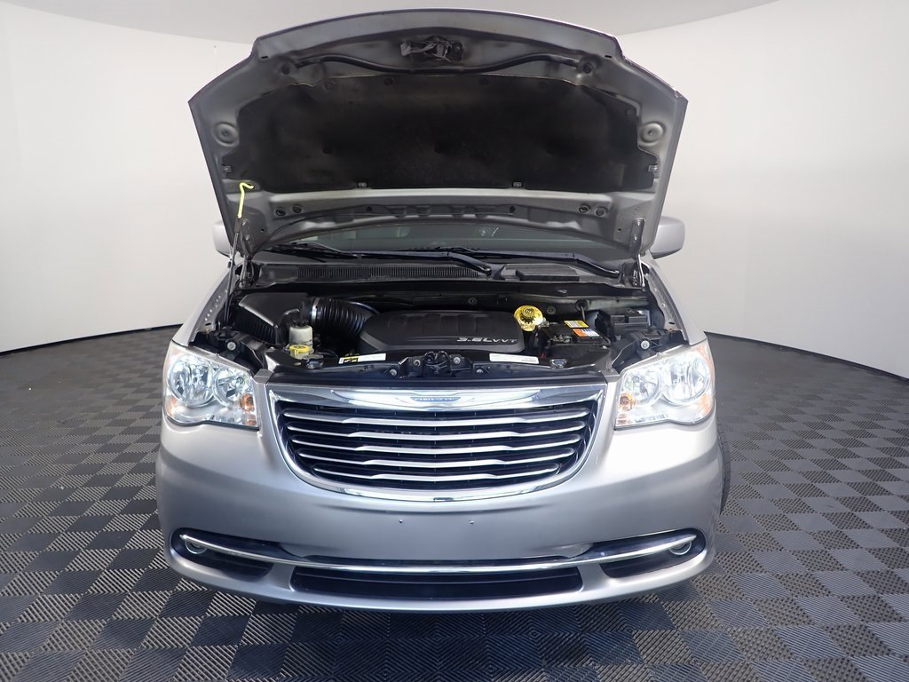 2016 Chrysler Town & Country Touring photo 3