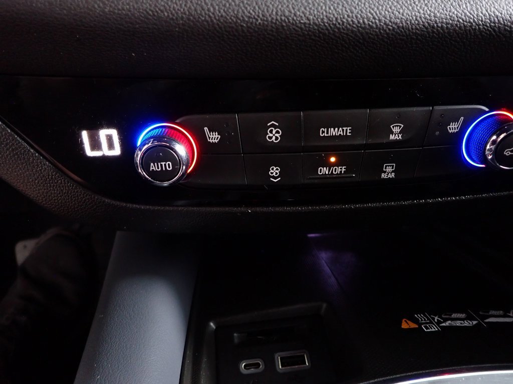 2022 Buick Enclave Essence photo 2