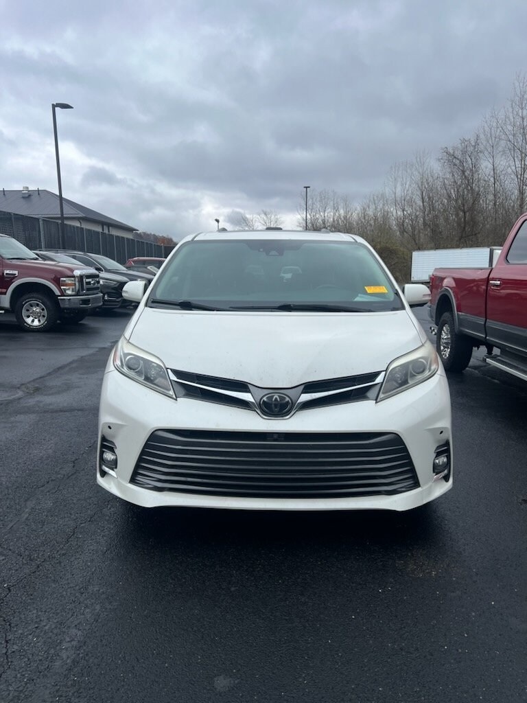 2018 Toyota Sienna XLE photo 2