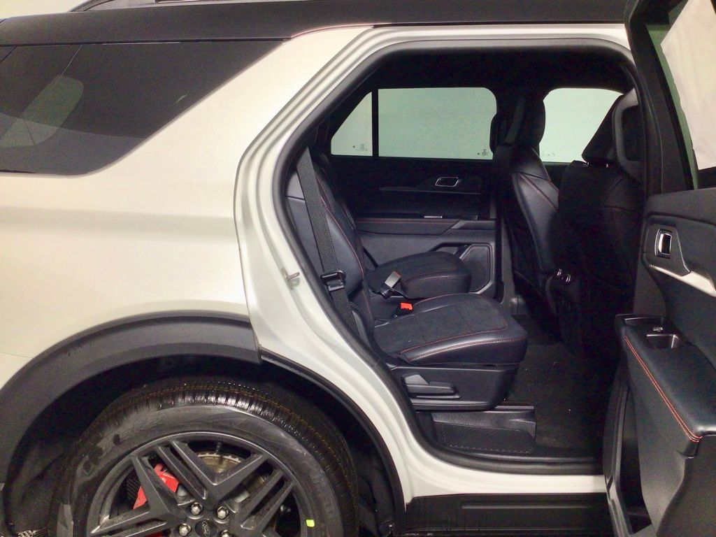 2026 Ford Explorer ST - Photo 35
