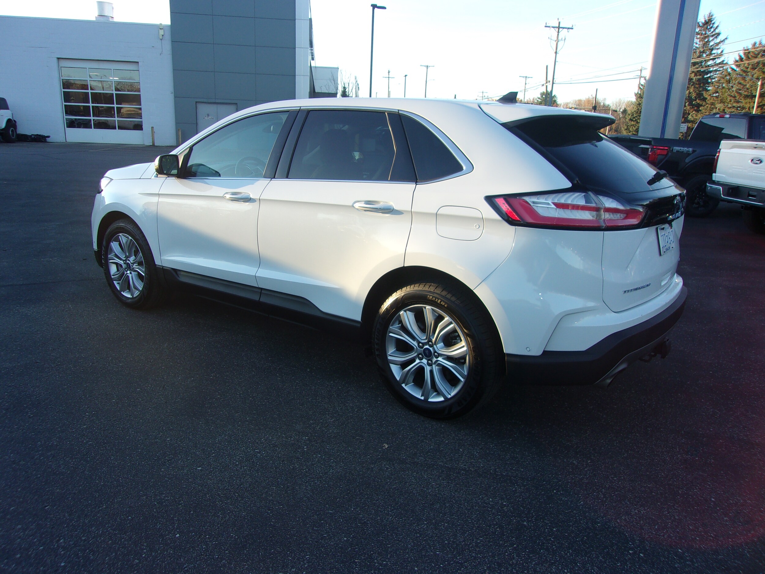 2021 Ford Edge Titanium photo 3