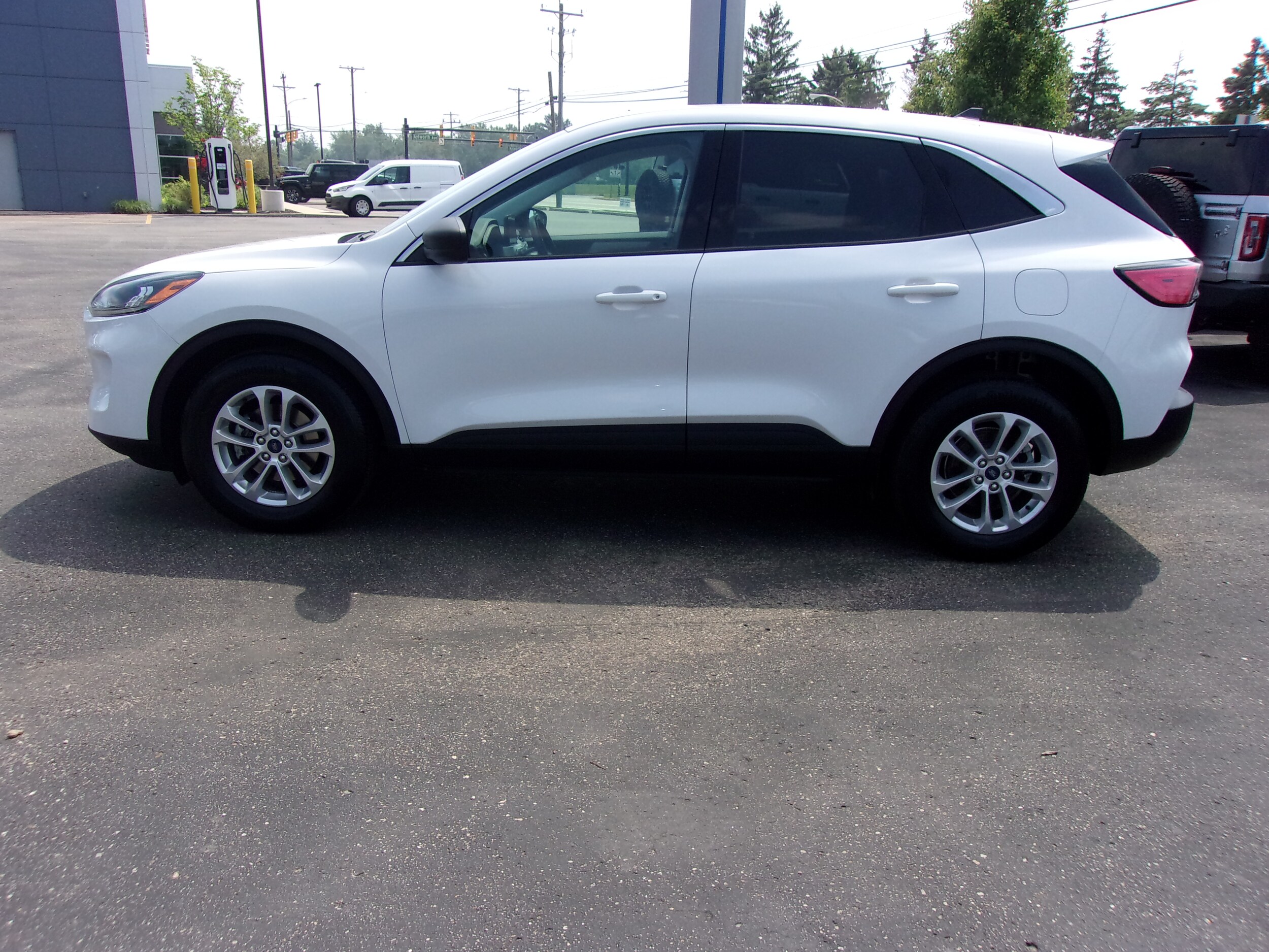 2022 Ford Escape SE photo 2