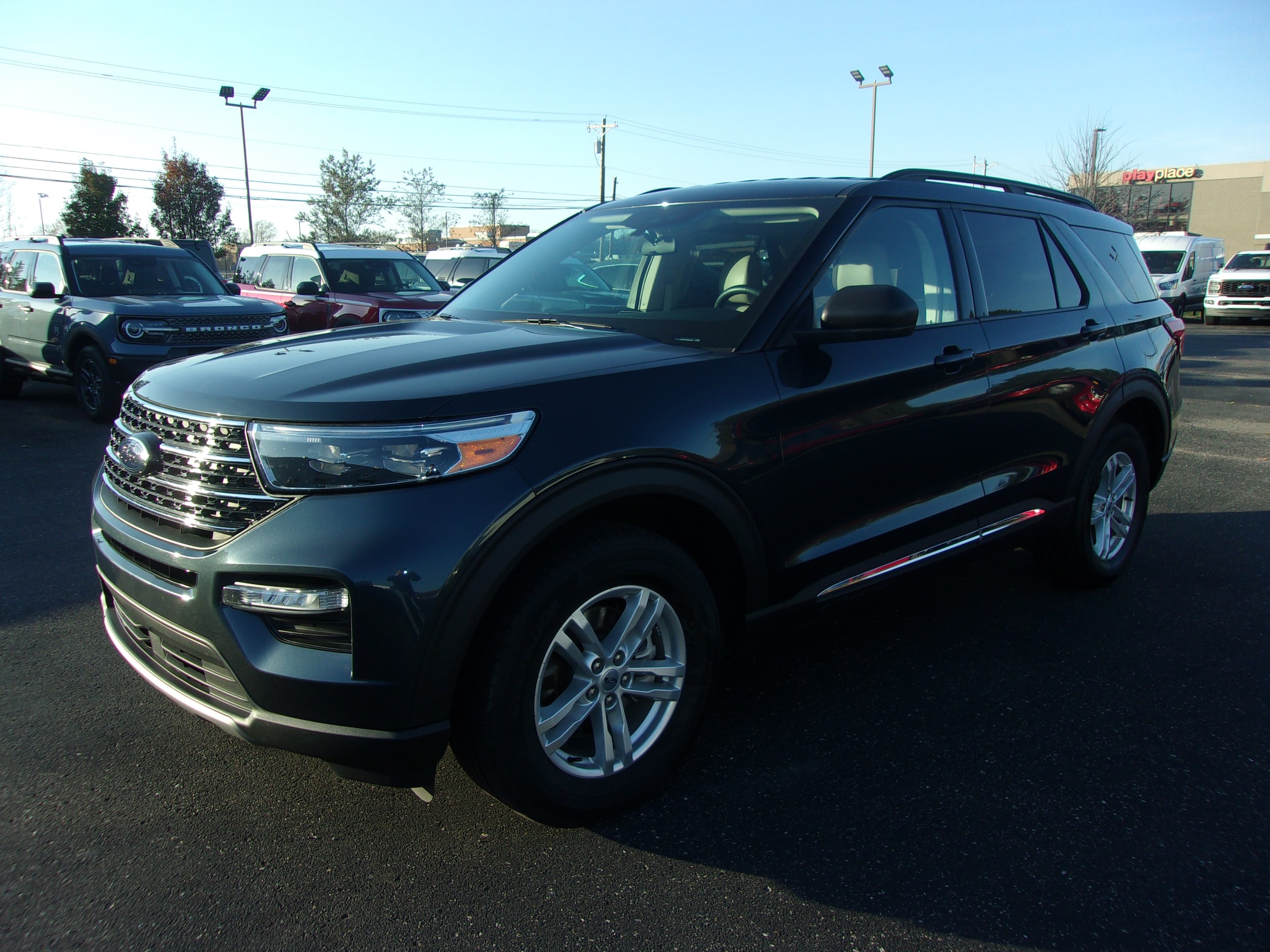 2023 Ford Explorer XLT's photo