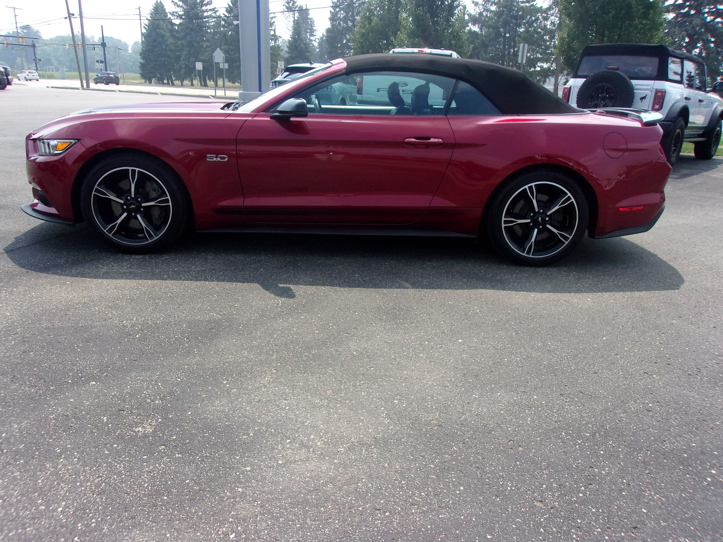 2017 Ford Mustang GT Premium Convertible photo 3