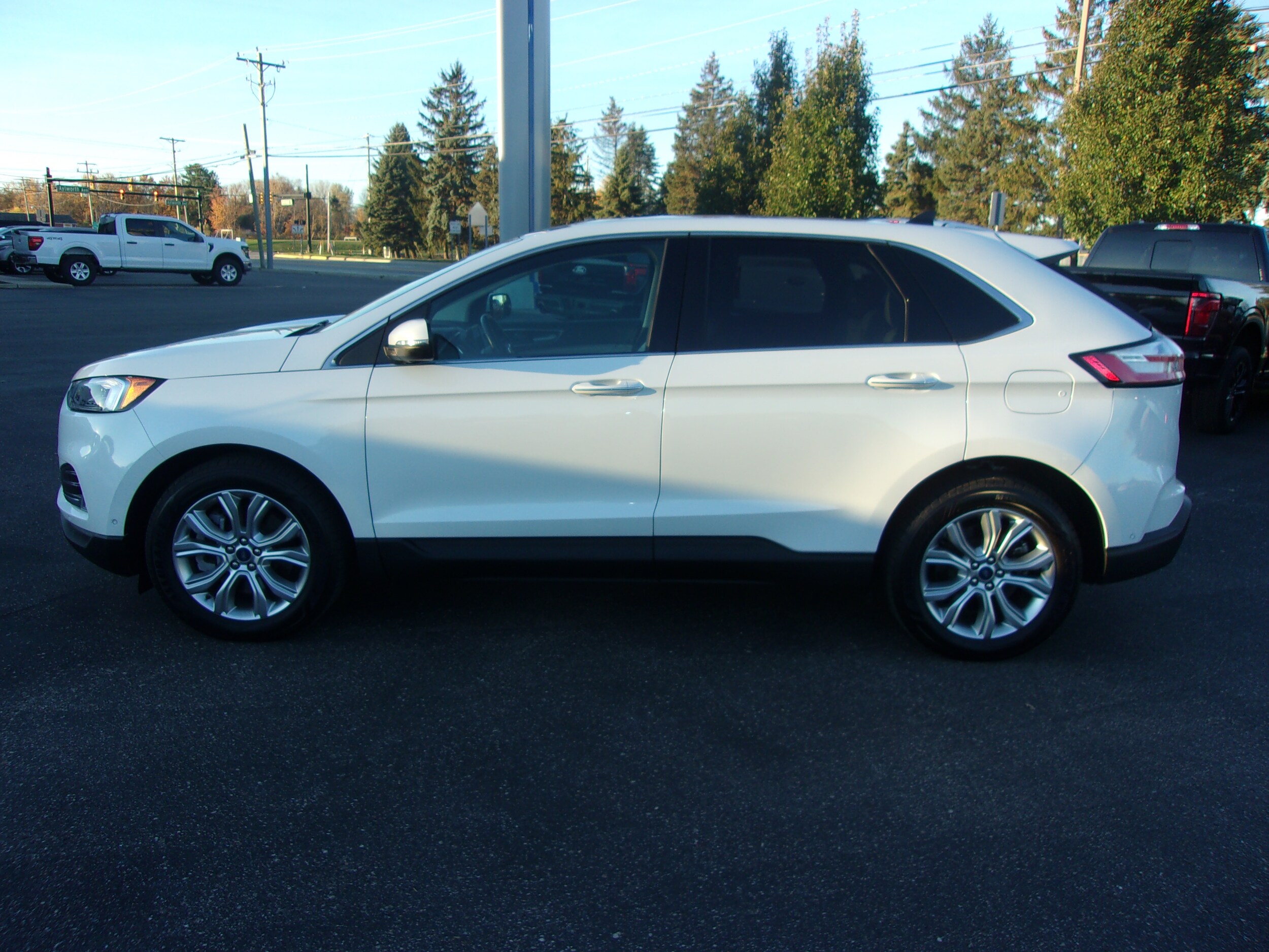 2021 Ford Edge Titanium photo 2