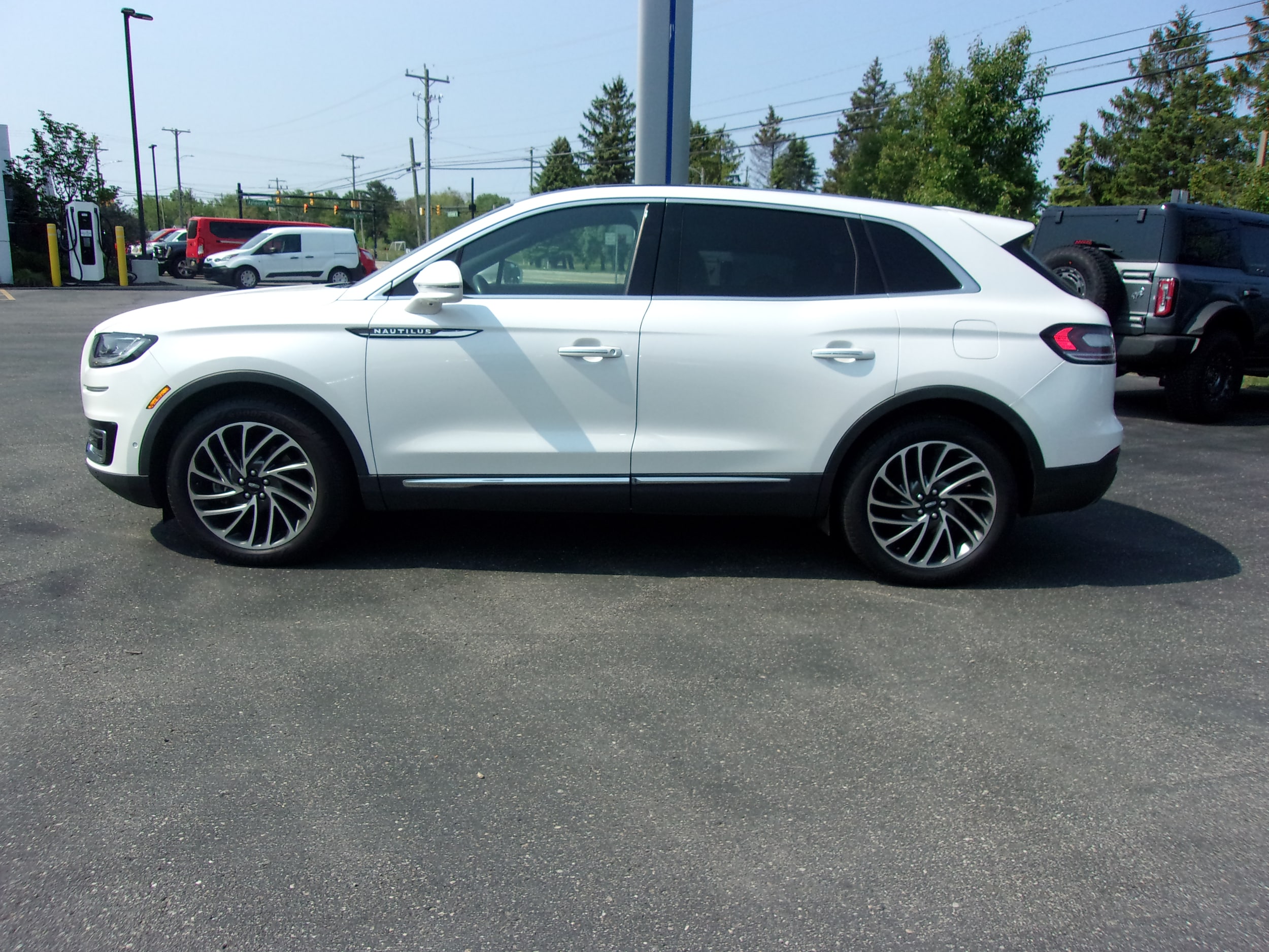 Used 2019 Lincoln Nautilus Reserve with VIN 2LMPJ8LP8KBL28495 for sale in South Haven, MI