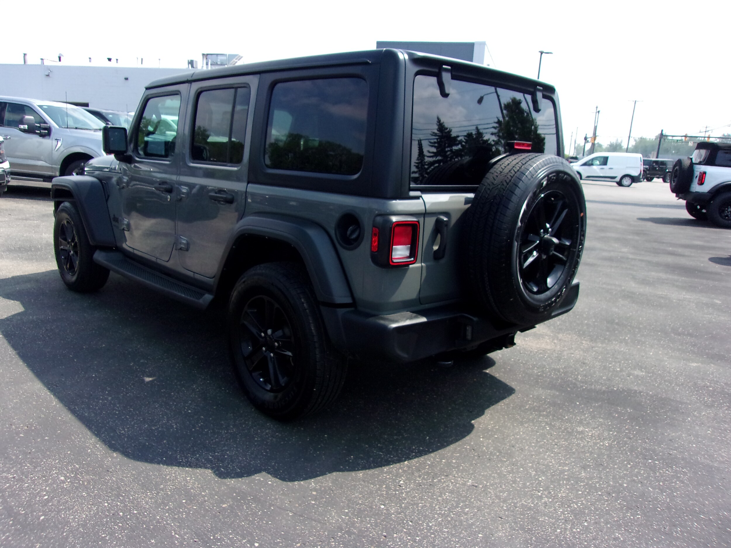 2022 Jeep Wrangler Unlimited Sport photo 3