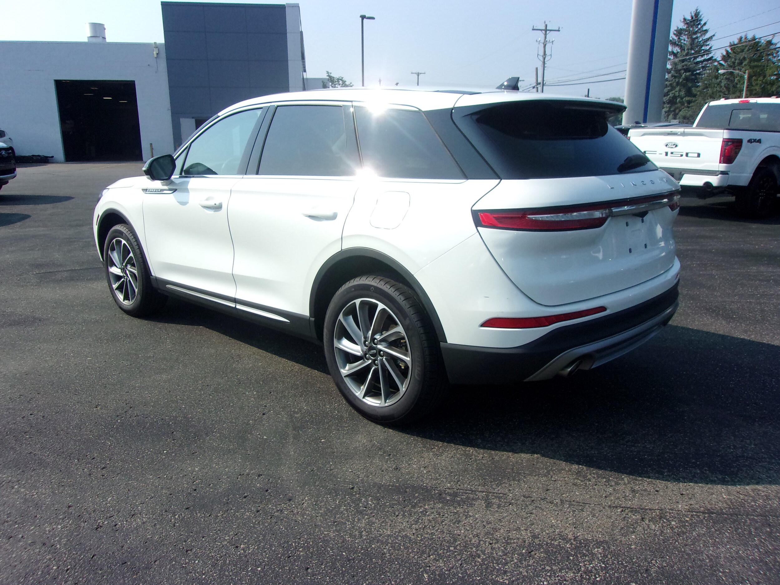 2023 Lincoln Corsair Standard photo 2
