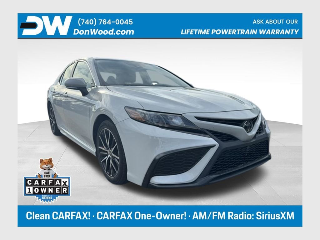 2022 Toyota Camry SE's photo