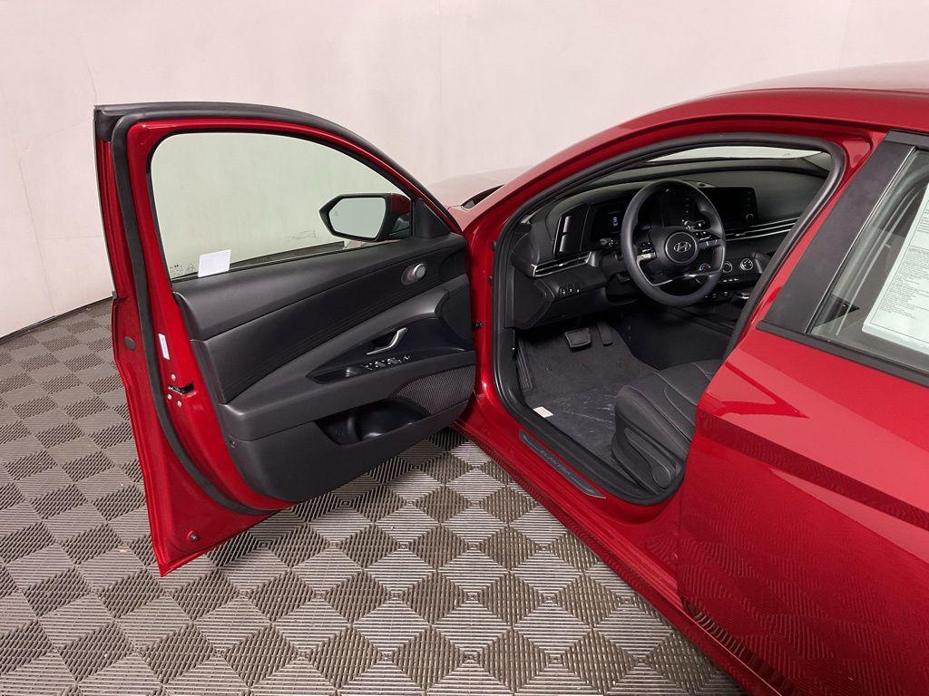 2025 Hyundai Elantra SE - Photo 19