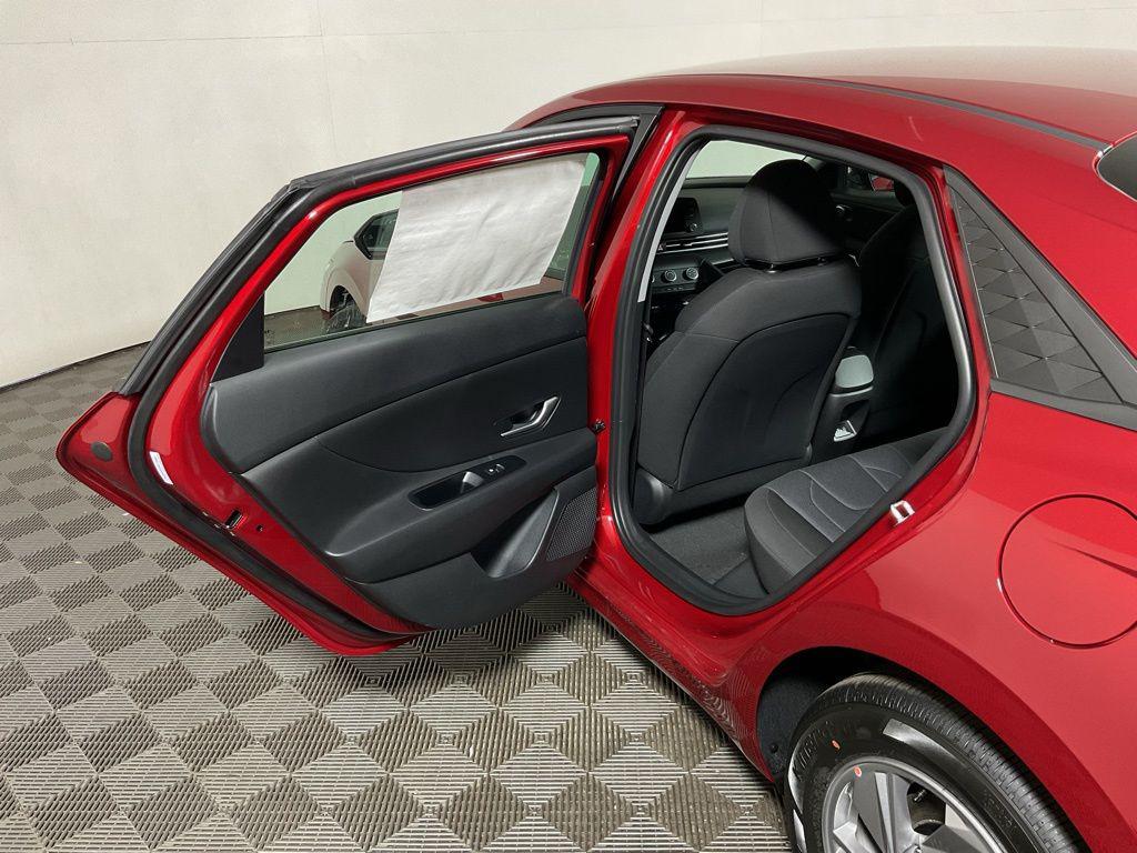 2025 Hyundai Elantra SE - Photo 32