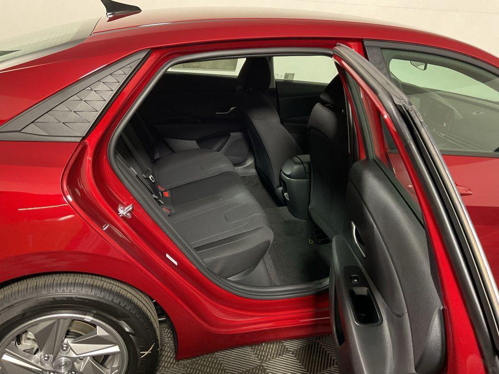 2025 Hyundai Elantra SE - Photo 35