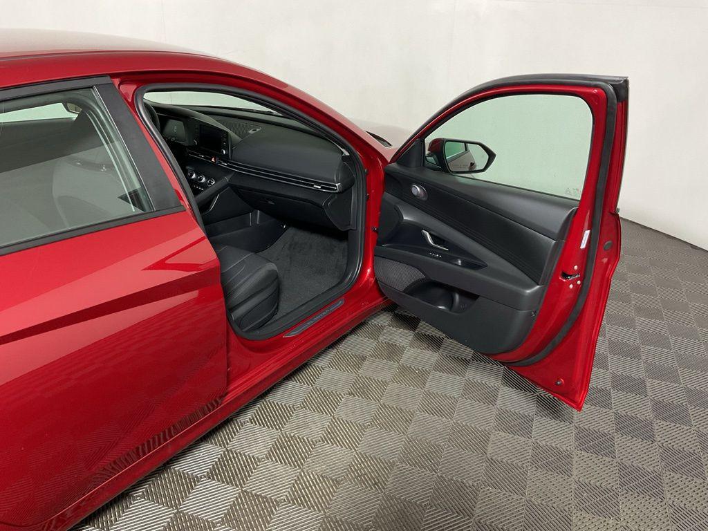 2025 Hyundai Elantra SE - Photo 36