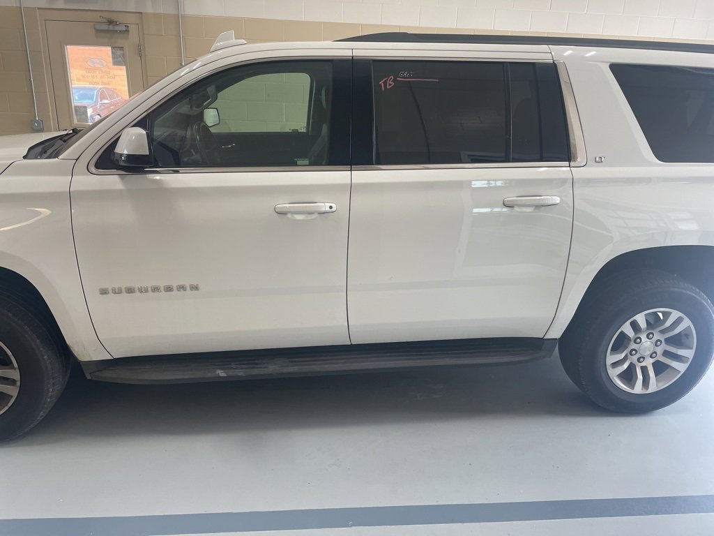 2019 Chevrolet Suburban 1500 LT photo 2