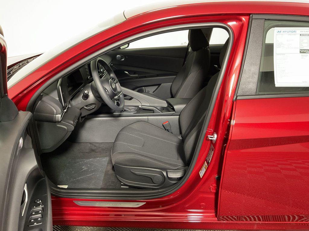 2025 Hyundai Elantra SE - Photo 21