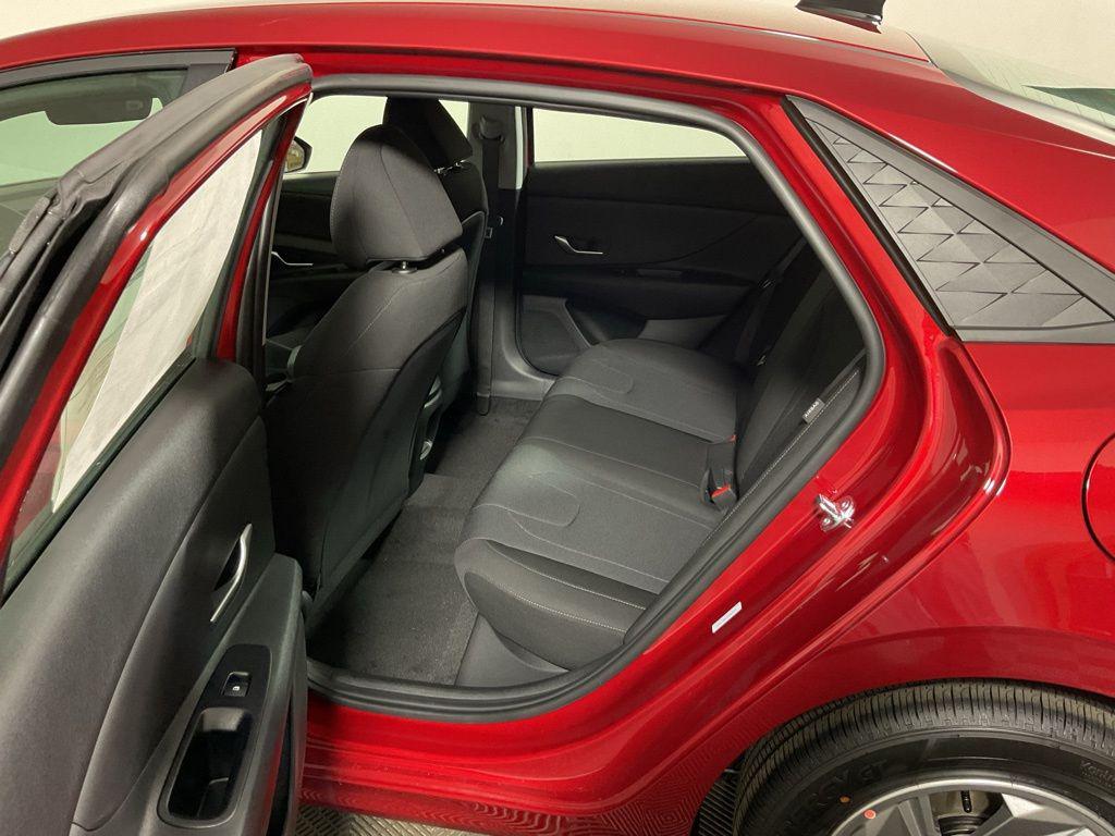 2025 Hyundai Elantra SE - Photo 33