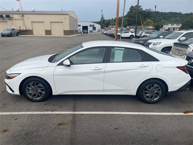 2024 Hyundai Elantra SEL photo 4
