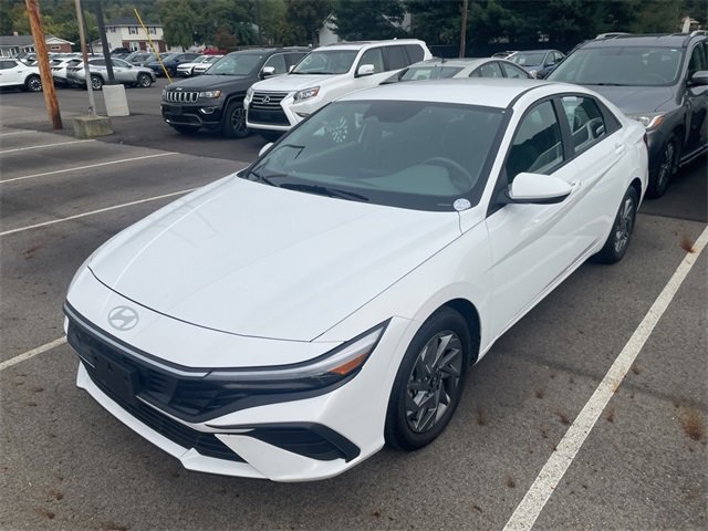 2024 Hyundai Elantra SEL photo 3