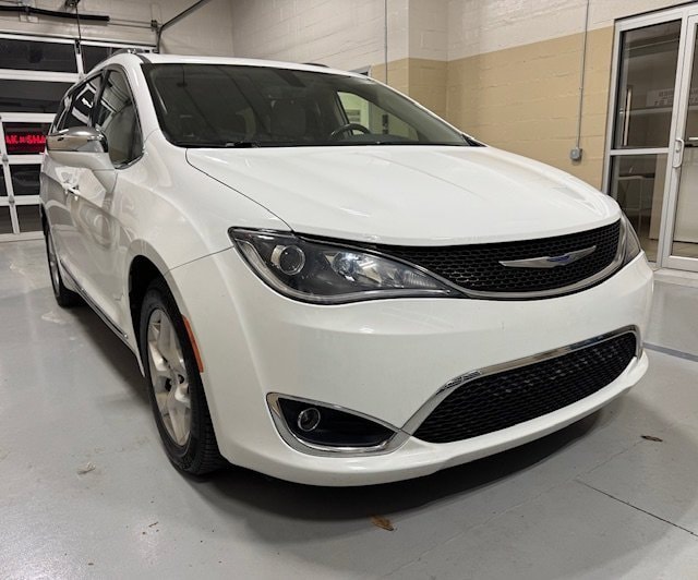2020 Chrysler Pacifica Limited's photo