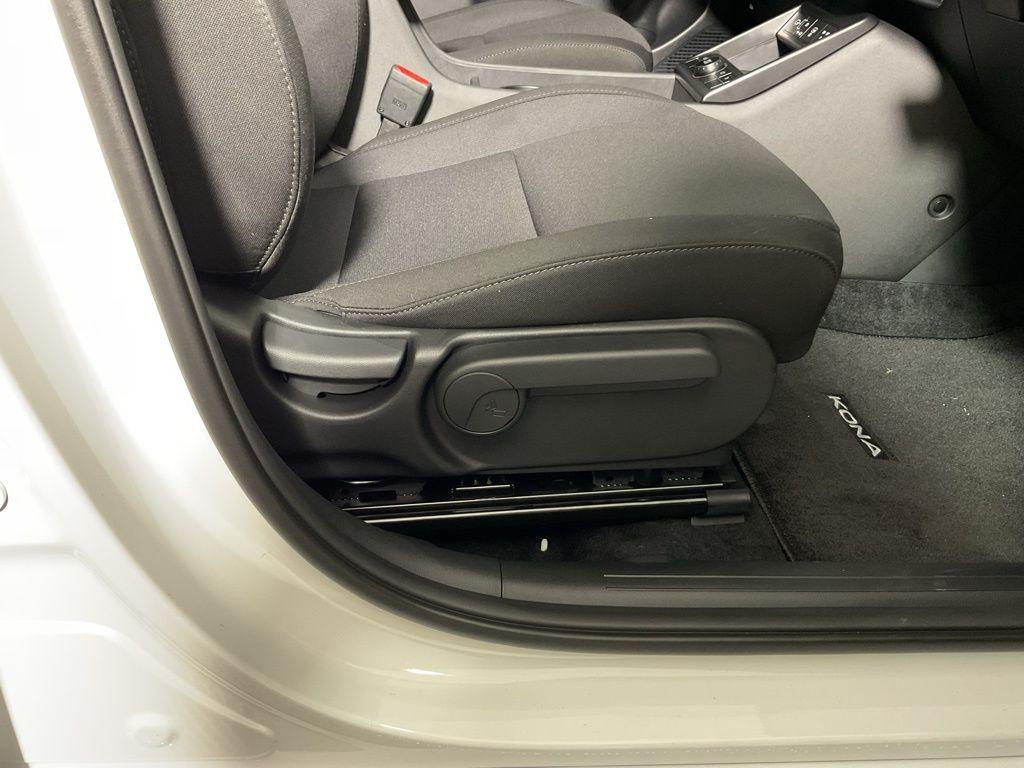 2025 Hyundai Kona EV SEL - Photo 38