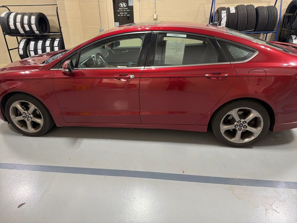 2013 Ford Fusion SE photo 2
