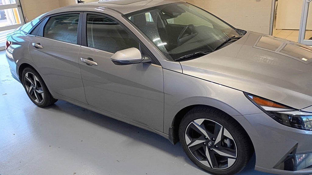2023 Hyundai Elantra Limited photo 2