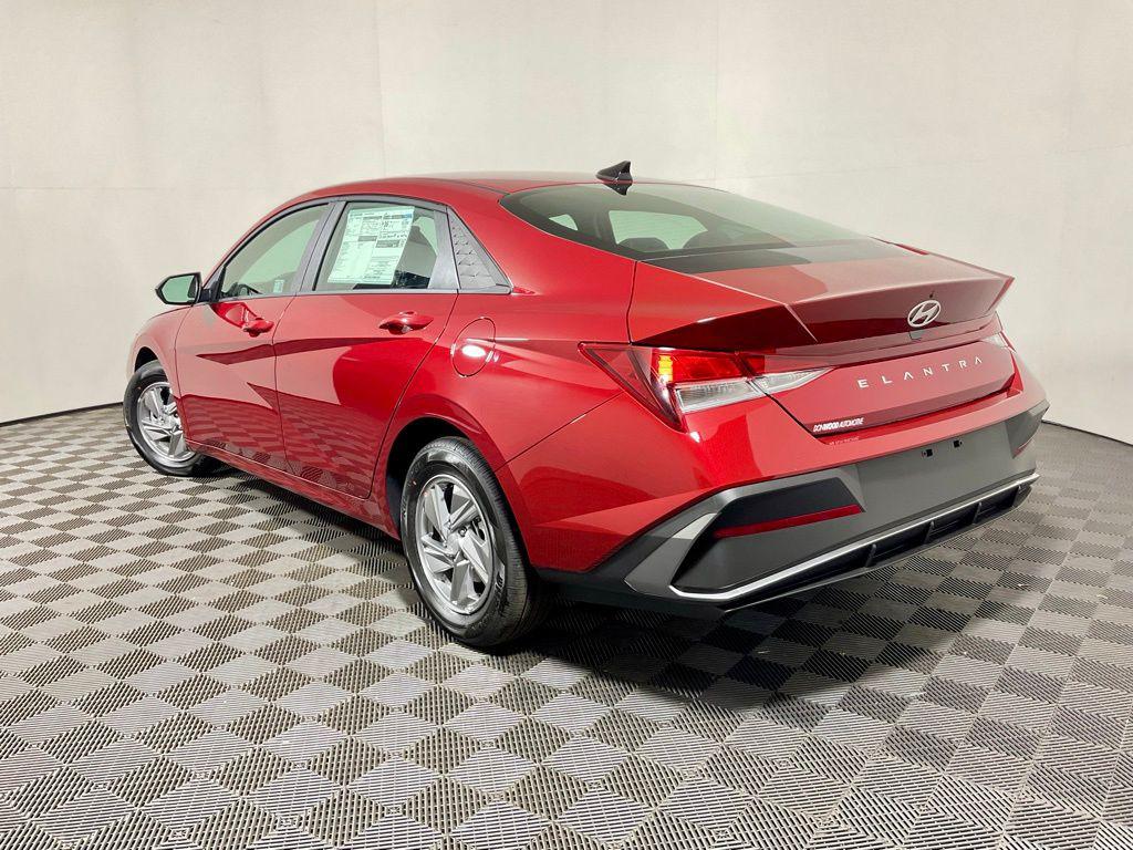 2025 Hyundai Elantra SE - Photo 12