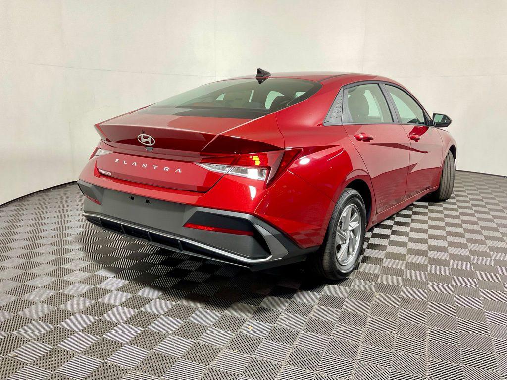 2025 Hyundai Elantra SE - Photo 17