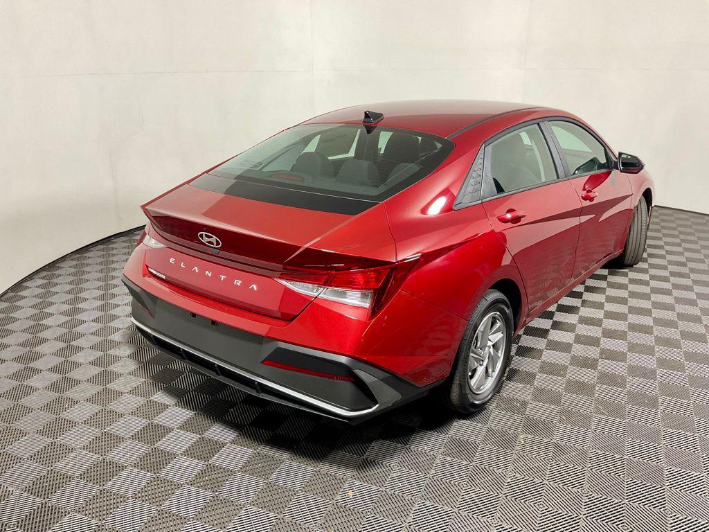 2025 Hyundai Elantra SE - Photo 18