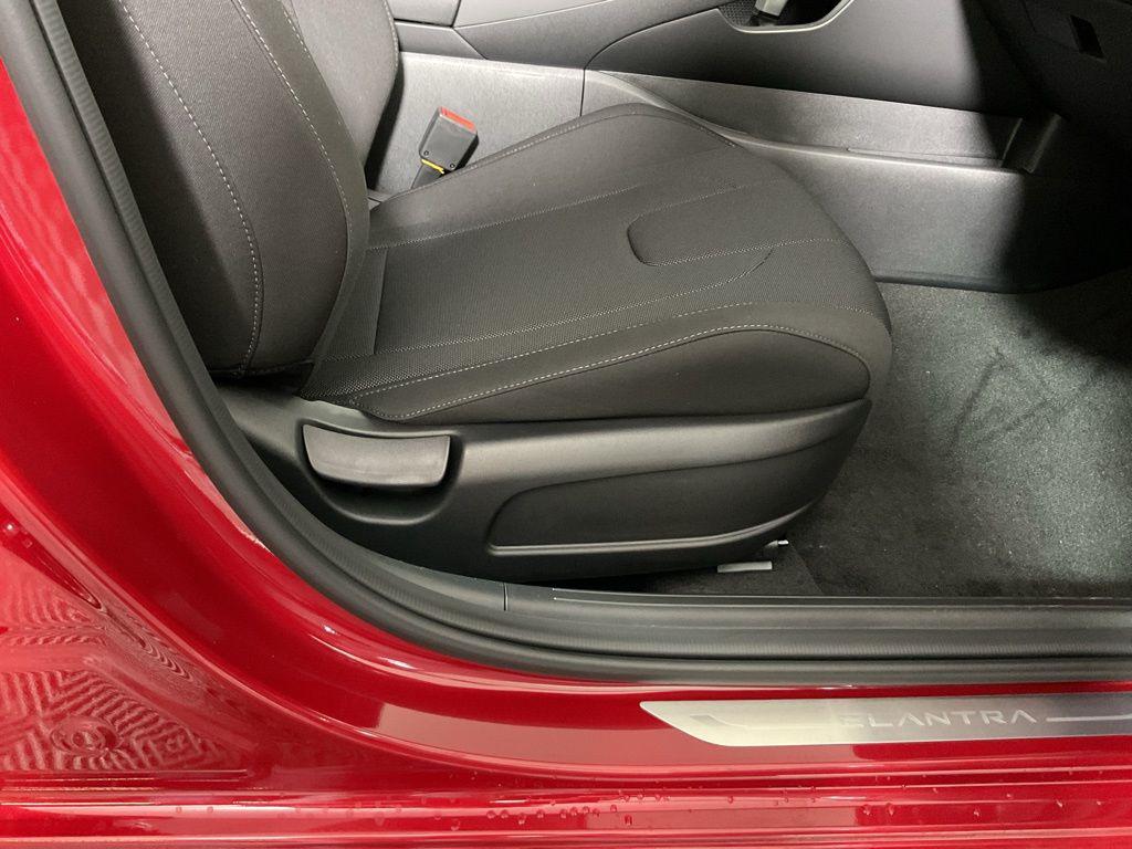 2025 Hyundai Elantra SE - Photo 38