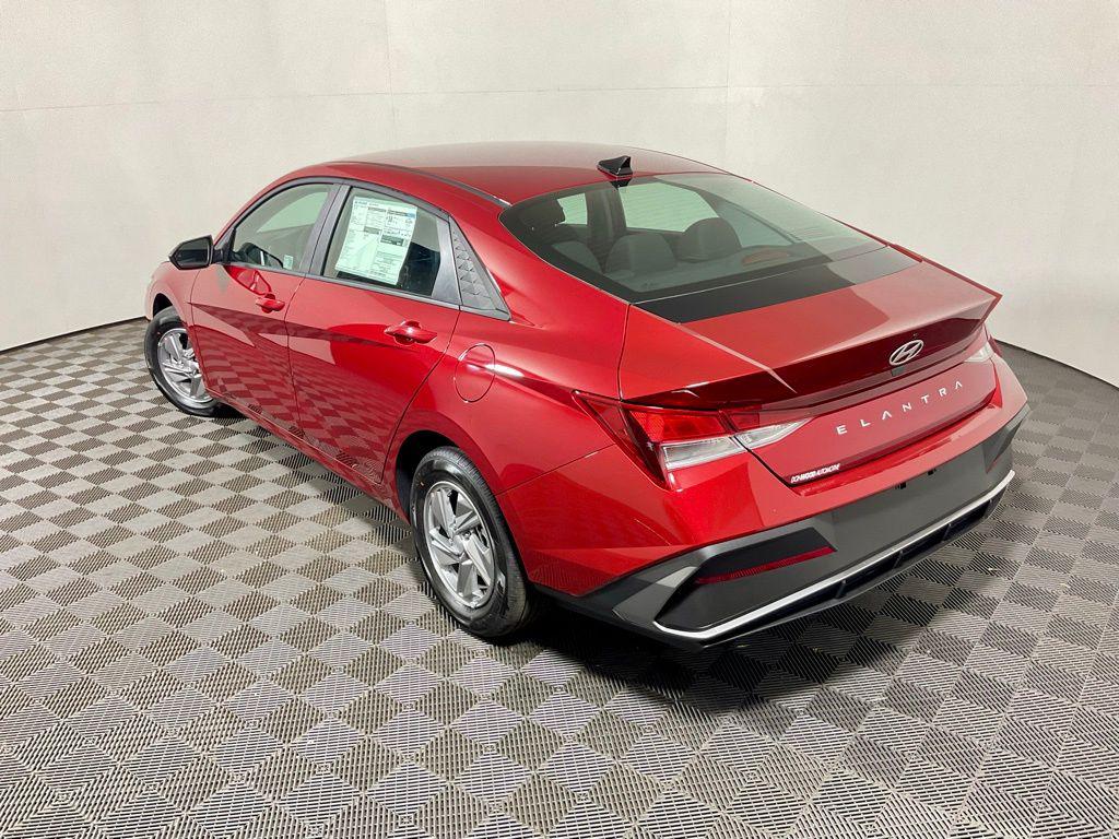 2025 Hyundai Elantra SE - Photo 13