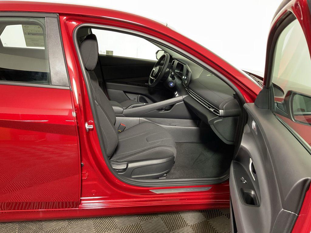 2025 Hyundai Elantra SE - Photo 37