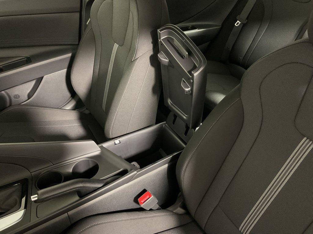 2025 Hyundai Elantra SE - Photo 31