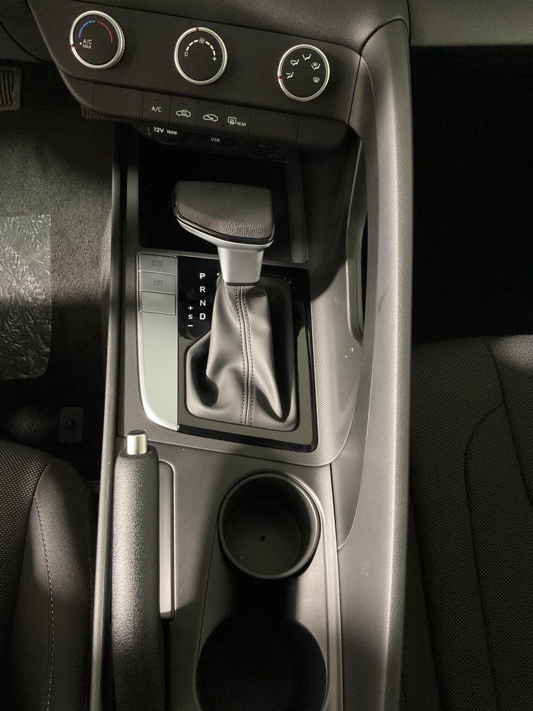 2025 Hyundai Elantra SE - Photo 30