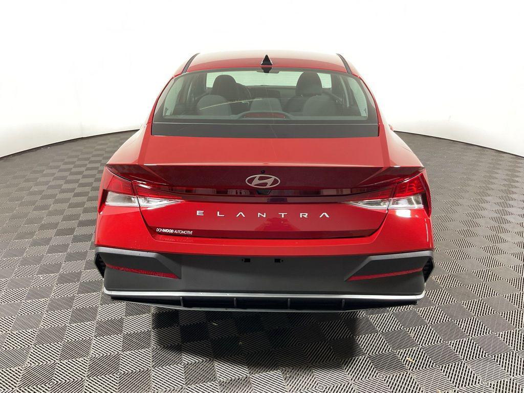 2025 Hyundai Elantra SE - Photo 14