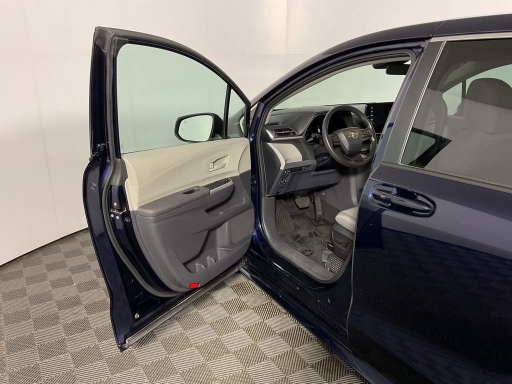 2023 Toyota Sienna LE - Photo 16