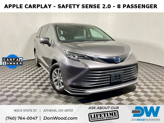 2022 Toyota Sienna LE's photo