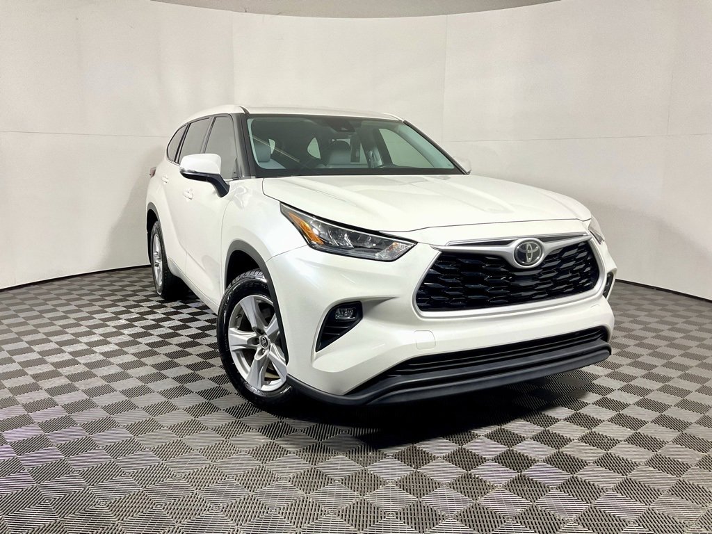 2020 Toyota Highlander LE's photo