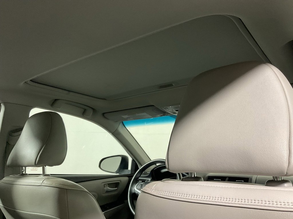 2016 Toyota Camry XLE photo 2