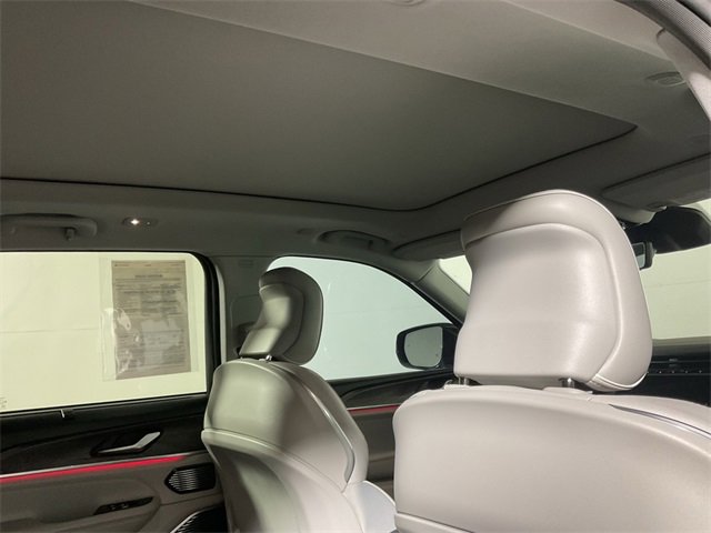 2022 Jeep Grand Cherokee Overland photo 2
