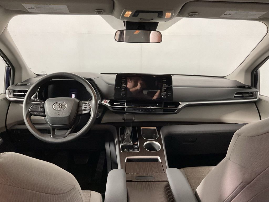 2023 Toyota Sienna LE - Photo 18